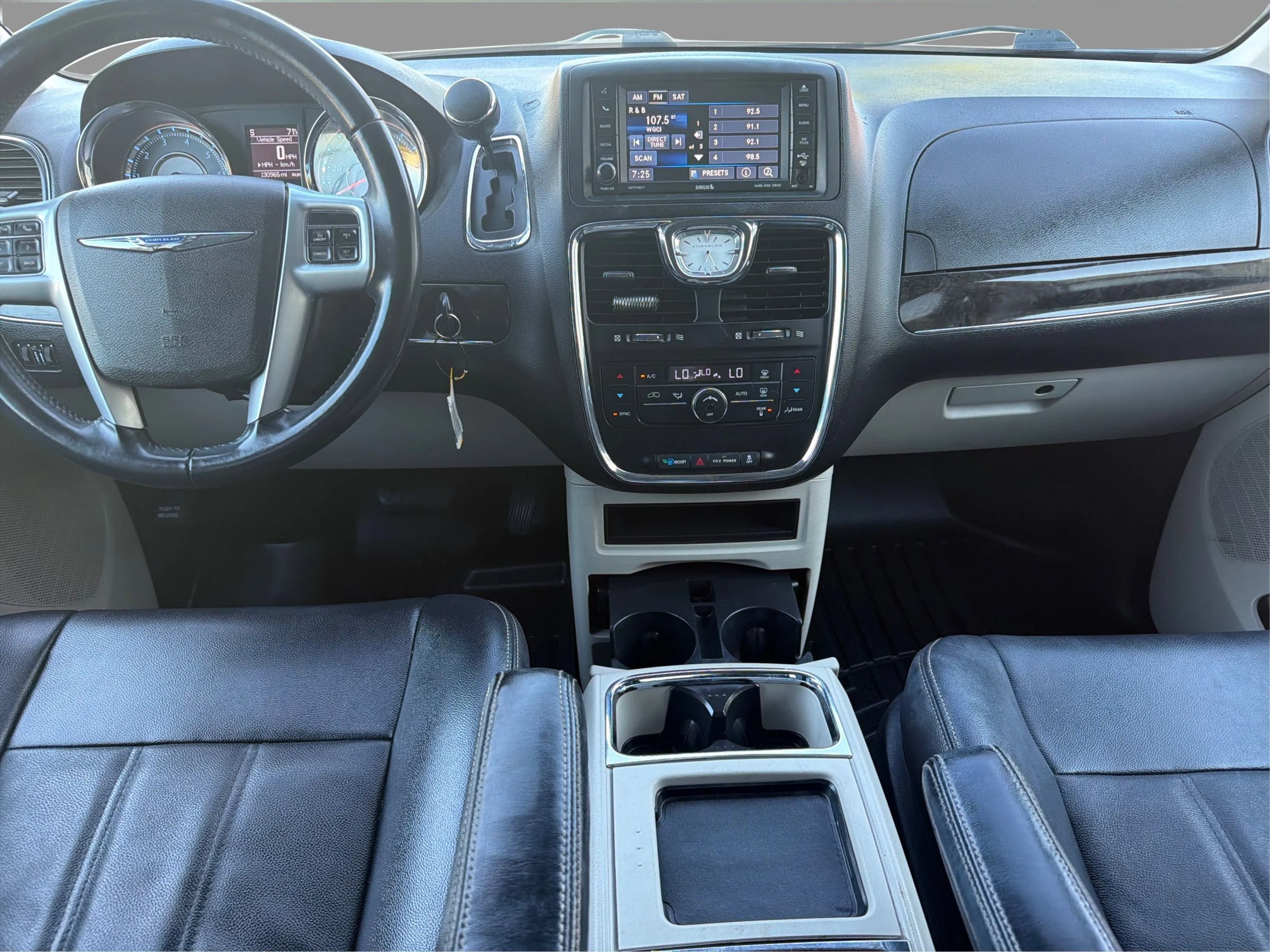 Used 2013 Chrysler Town & Country Touring FWD image 29