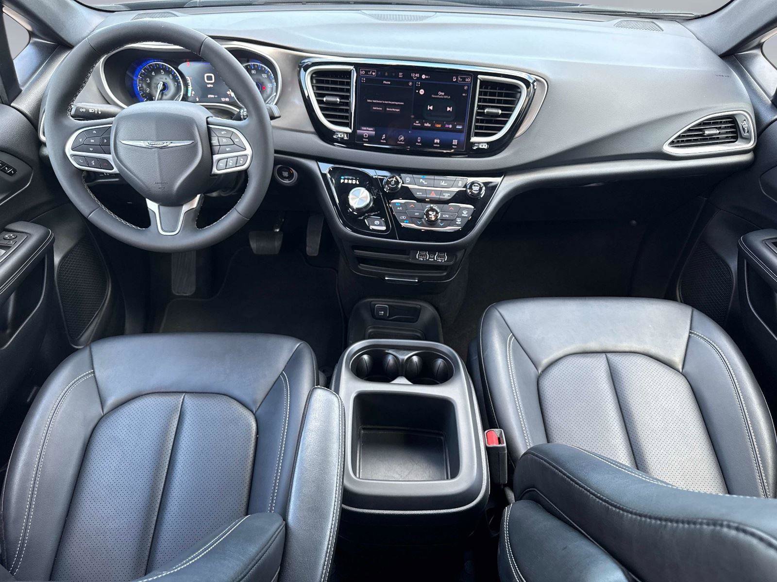 Used 2025 Chrysler Pacifica Select FWD image 17
