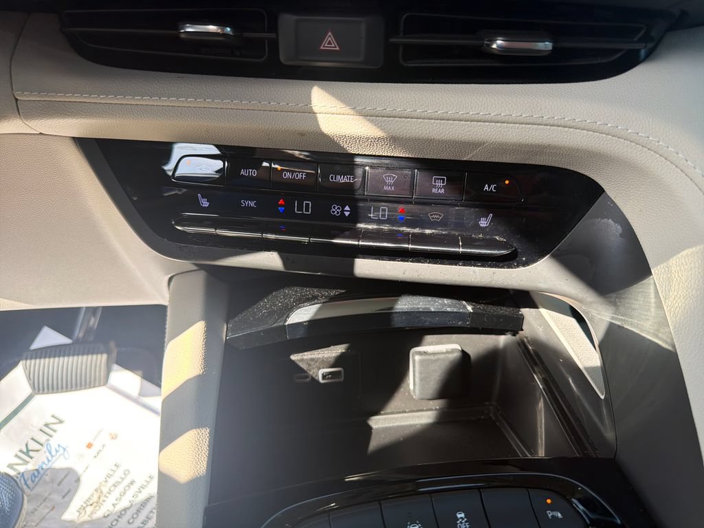Used 2022 Buick Envision Essence w/ Safety Package FWD image 18