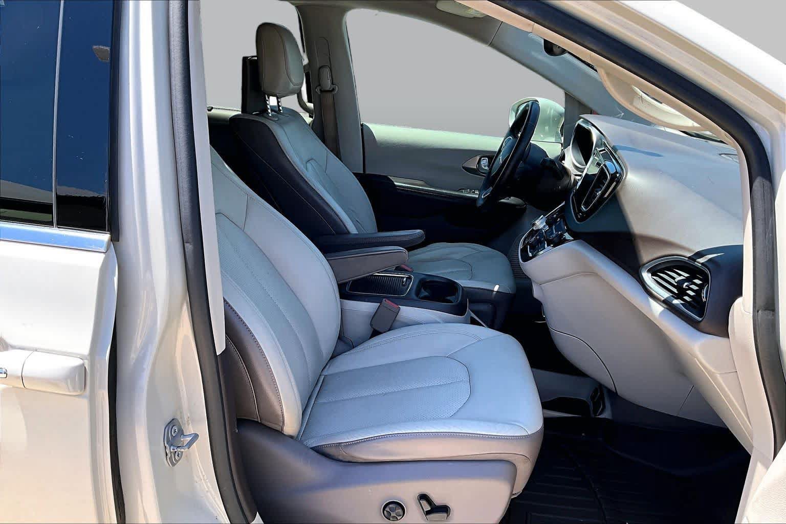 Used 2017 Chrysler Pacifica Touring-L Plus FWD image 7