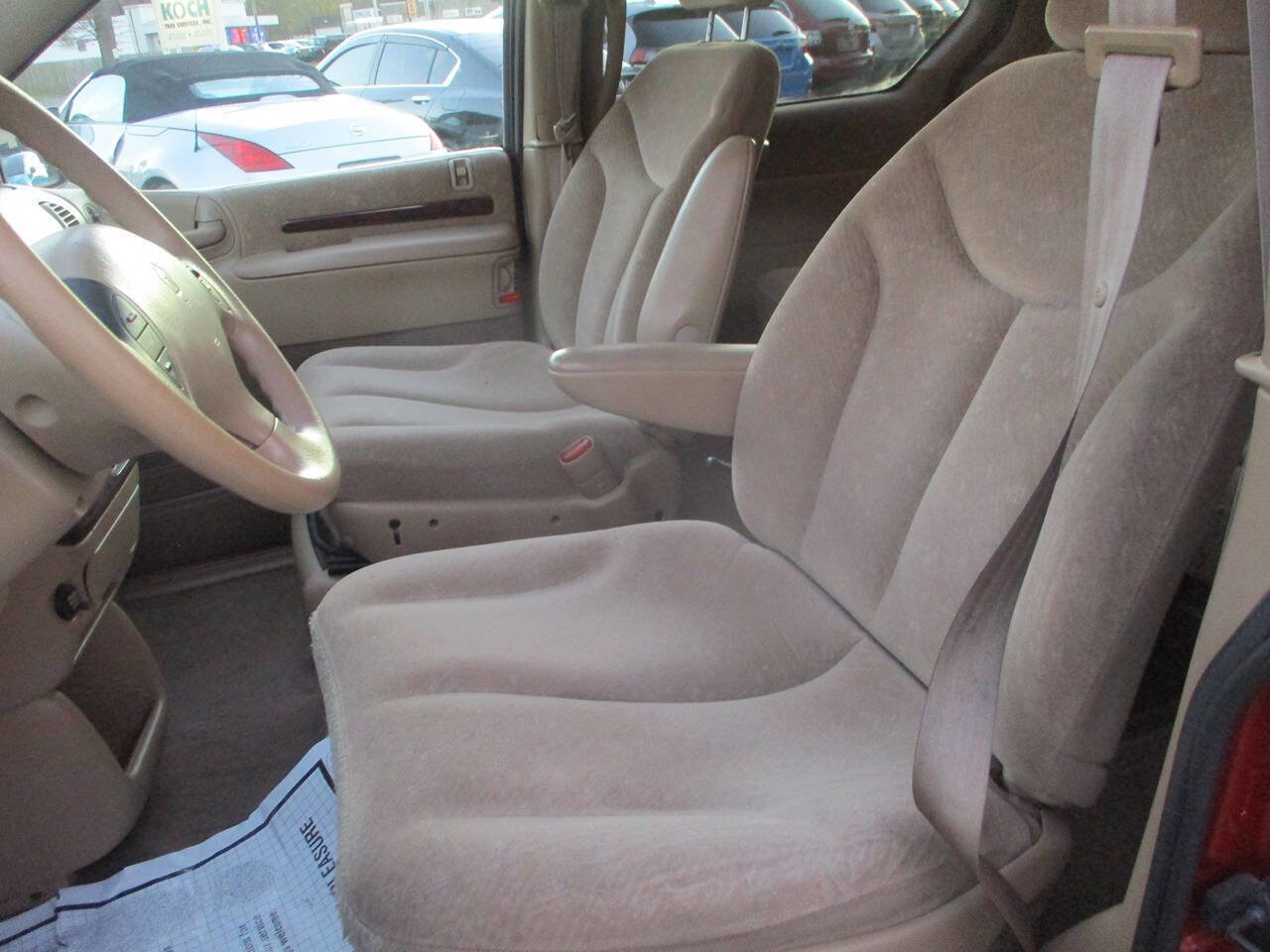 Used 2000 Chrysler Town & Country LX image 6