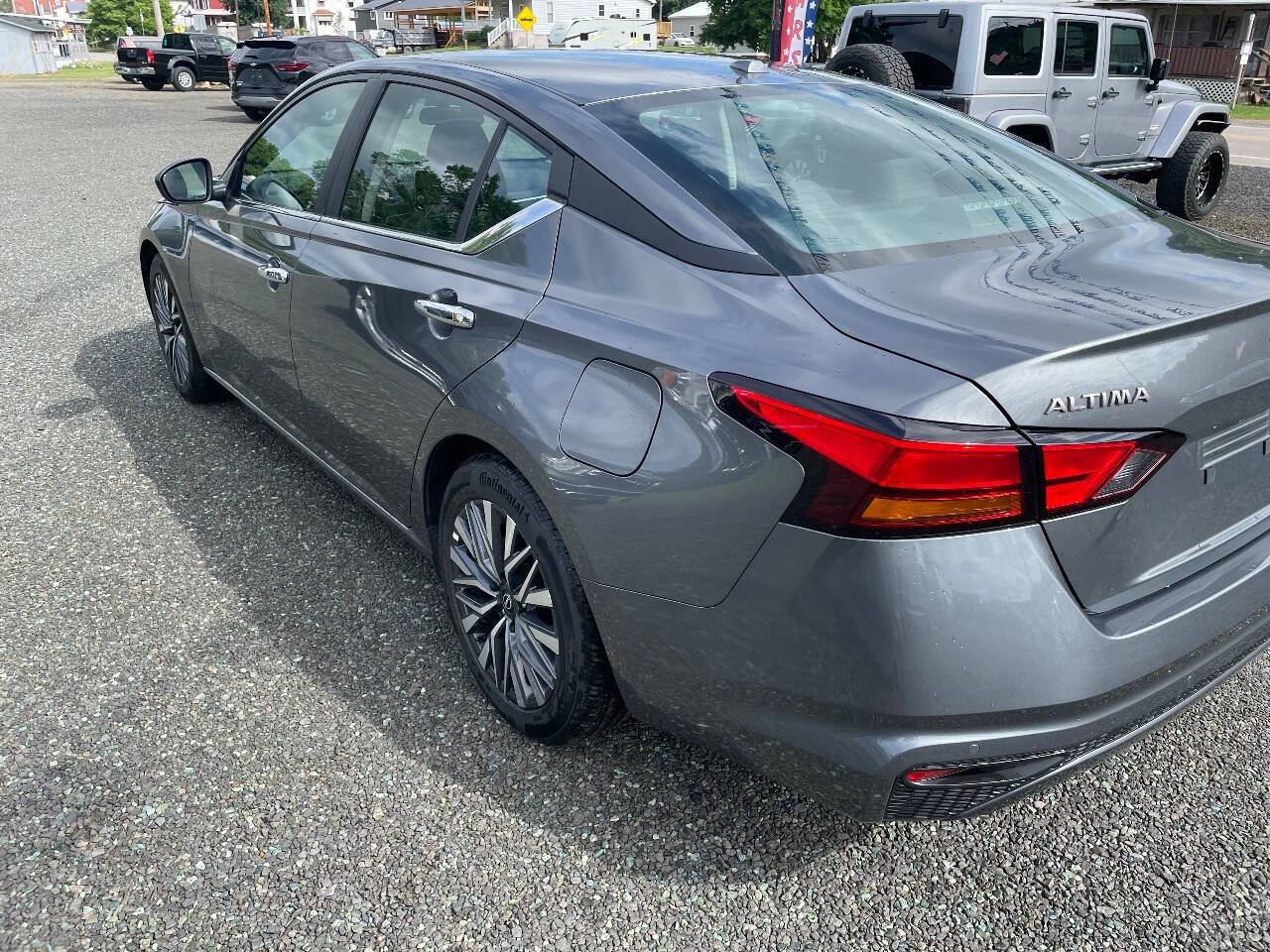 Used 2025 Nissan Altima 2.5 SV FWD image 2