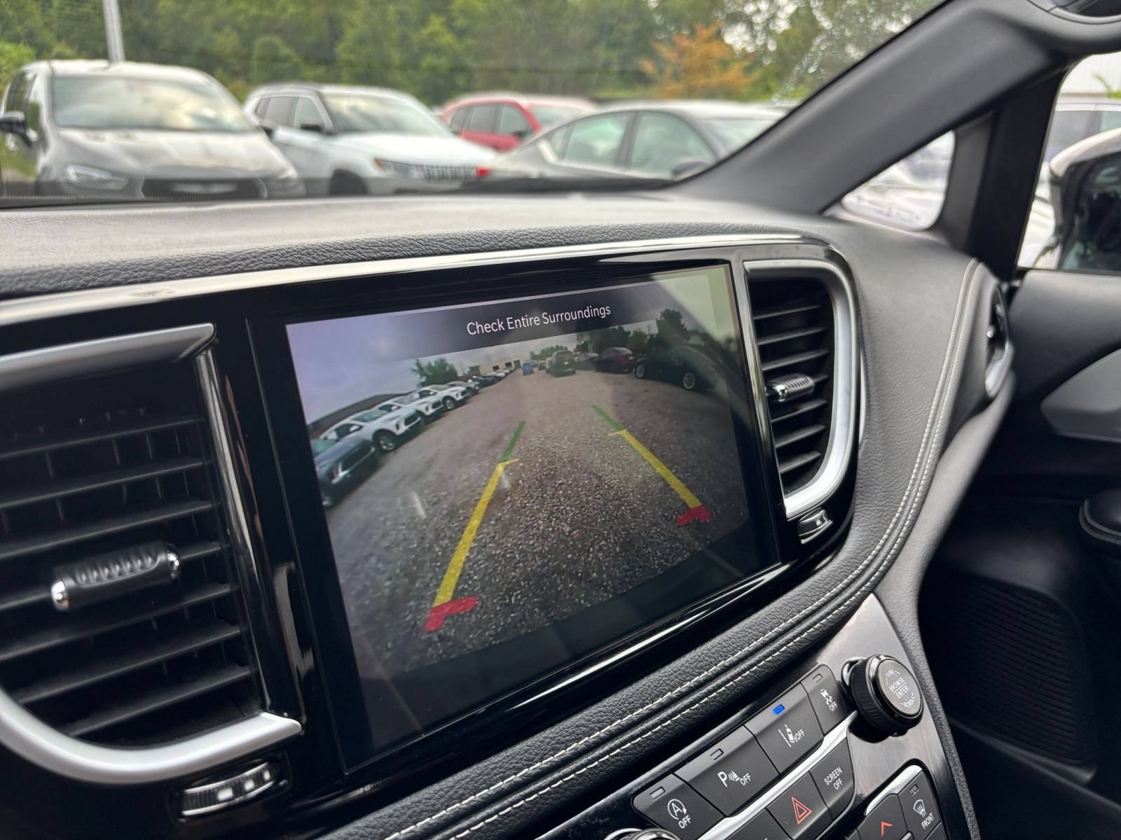Used 2025 Chrysler Pacifica Limited FWD image 26
