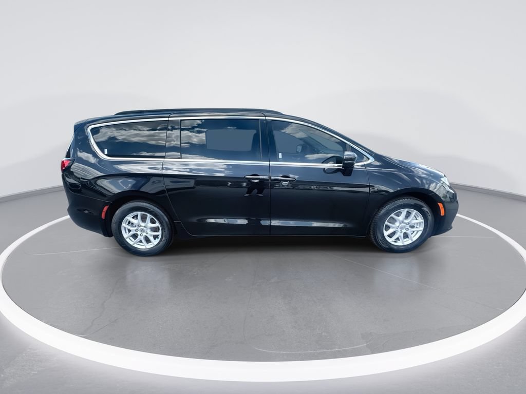 Used 2022 Chrysler Pacifica Touring-L FWD image 9