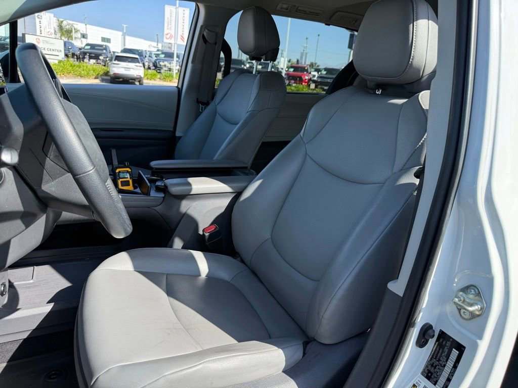 Used 2021 Toyota Sienna XLE w/ XLE Plus Package FWD image 5