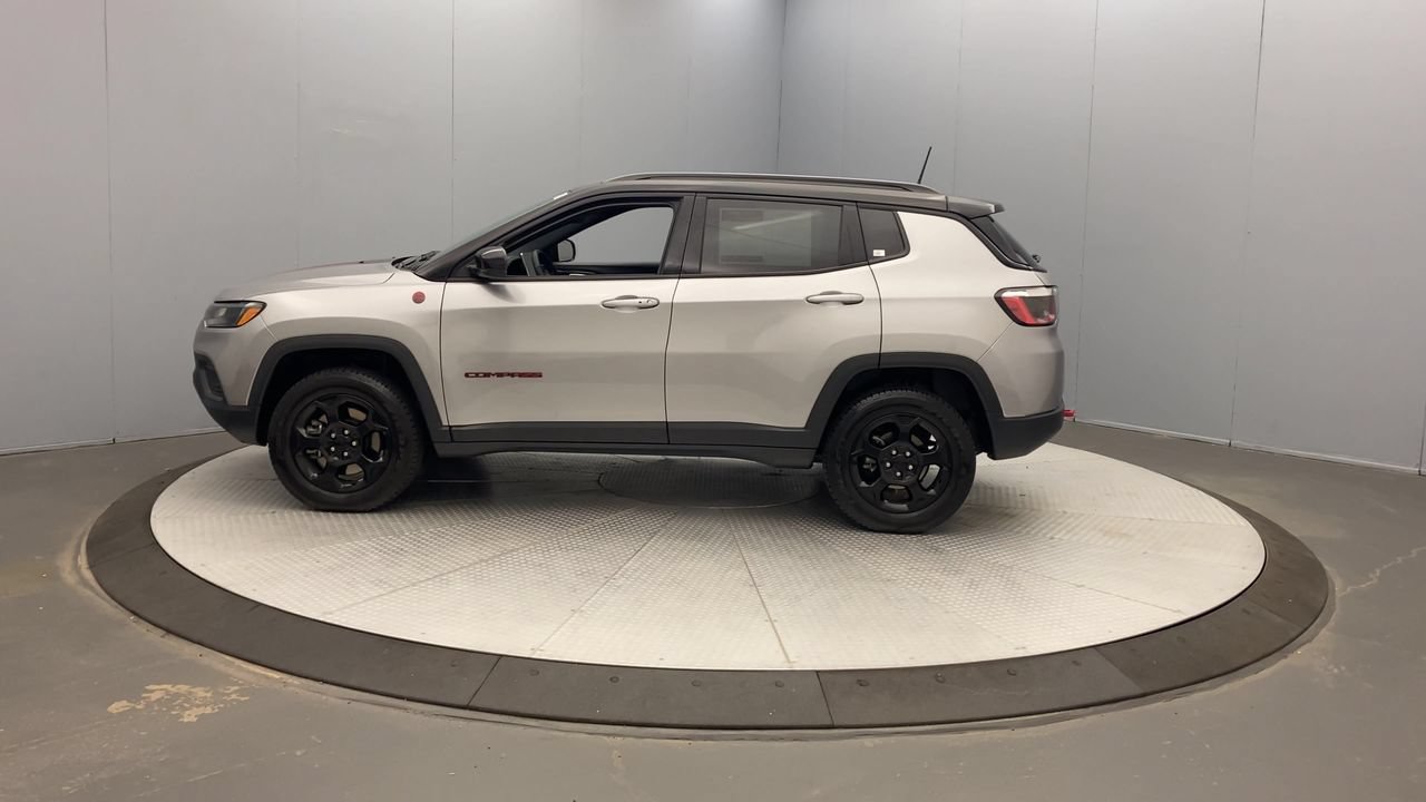 Used 2023 Jeep Compass Trailhawk w/ Trailhawk Convenience Group AWD/4WD image 2