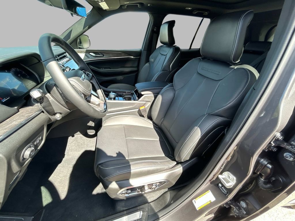 New 2025 Jeep Grand Cherokee Overland w/ Adv Protech Group III image 9