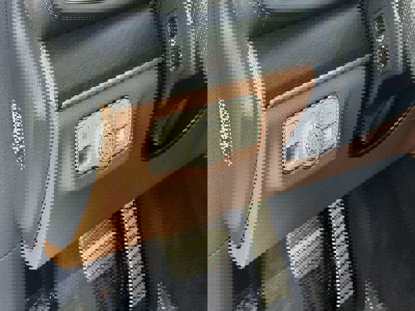 Used 2024 Mercedes-Benz GLS 450 4MATIC image 10