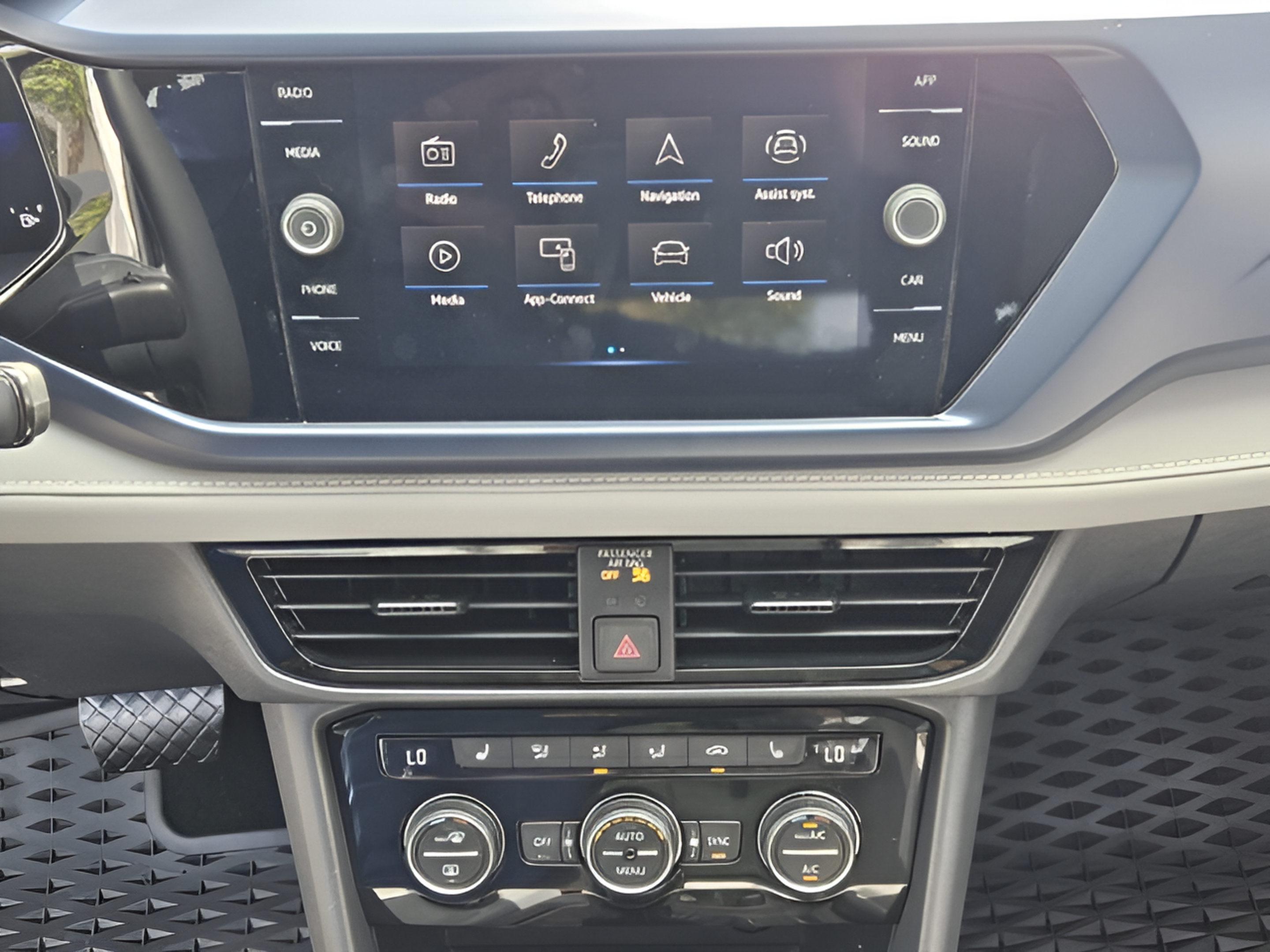Used 2024 Volkswagen Taos SE FWD image 19