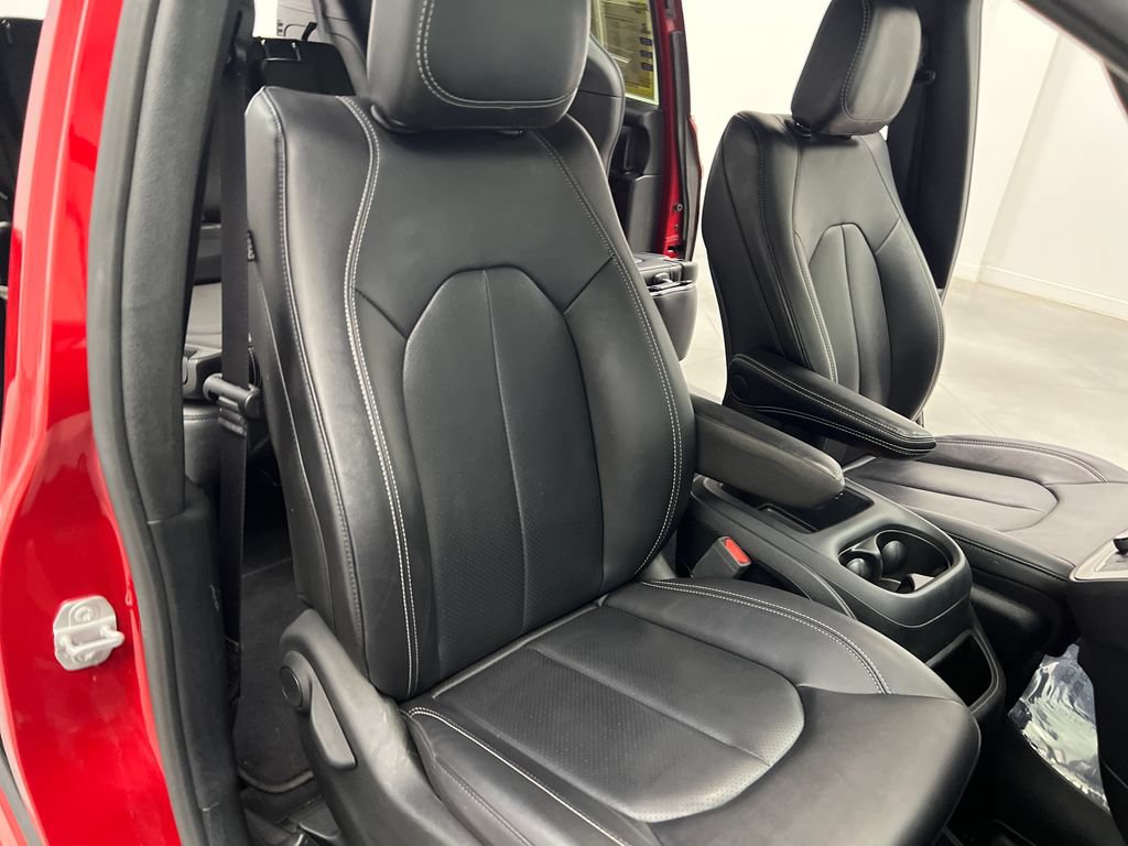 Used 2025 Chrysler Pacifica Select FWD image 37