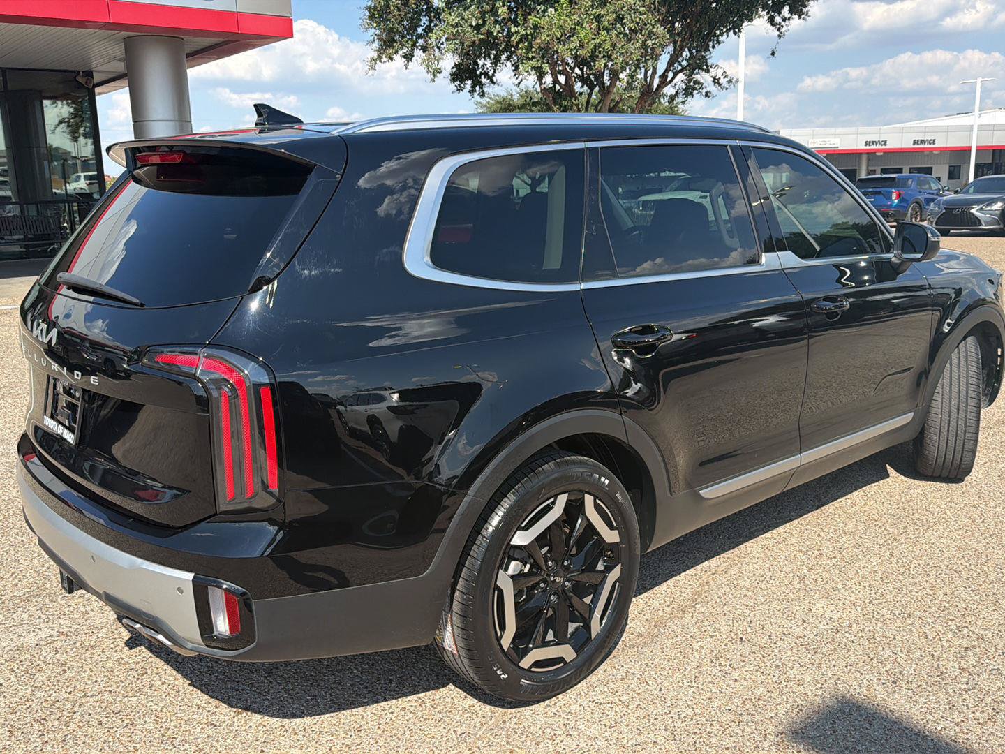 Used 2024 Kia Telluride EX w/ EX Captain's Chair Package FWD image 3