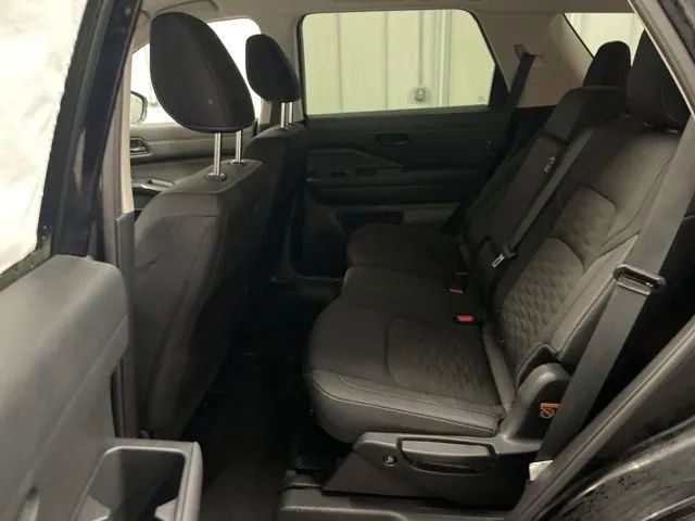 Used 2025 Nissan Pathfinder SV image 12