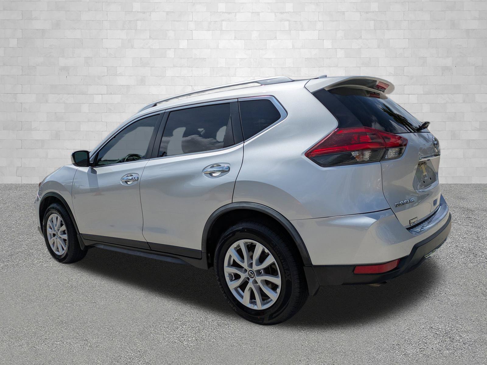Used 2018 Nissan Rogue SV FWD image 4