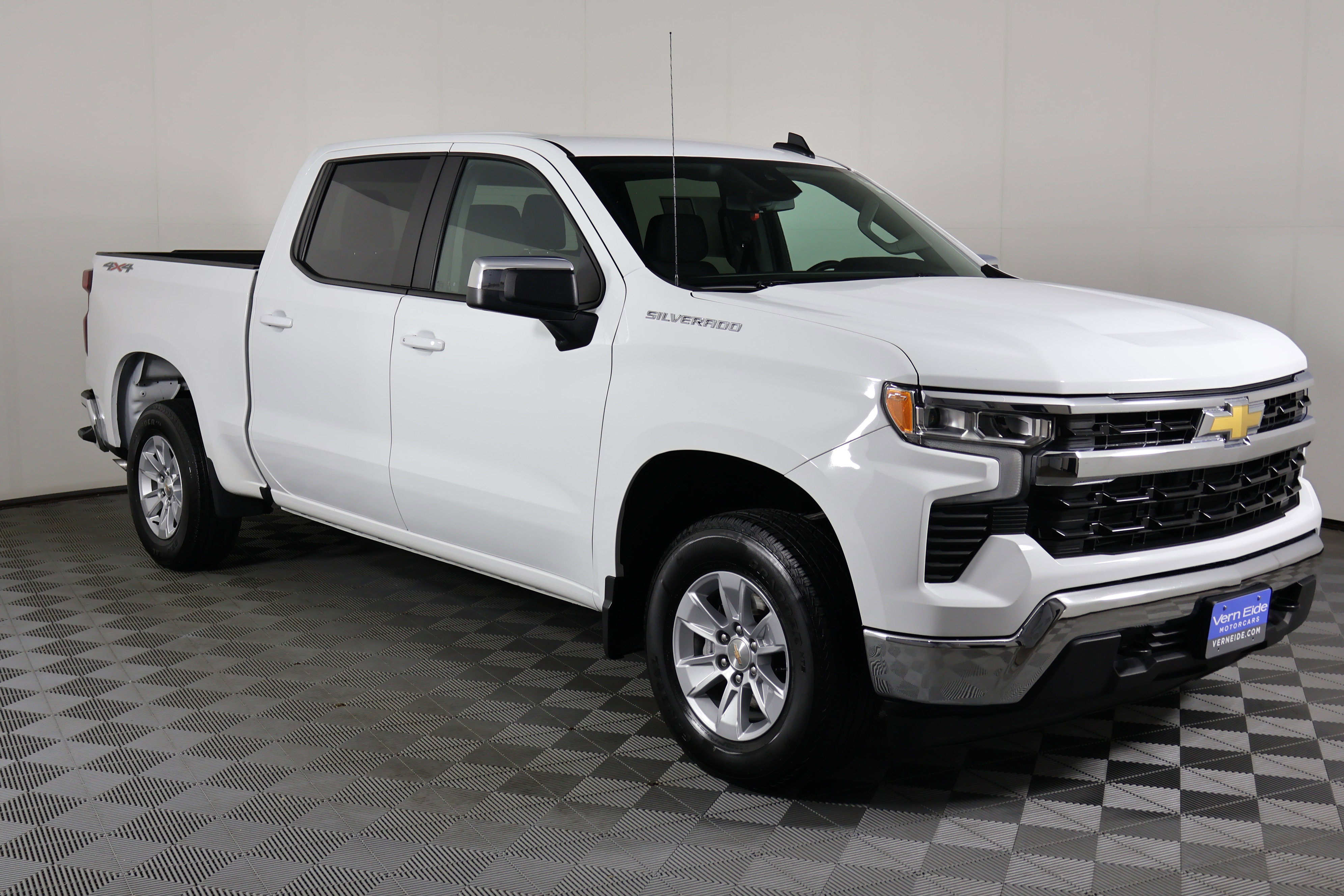 Used 2025 Chevrolet Silverado 1500 LT image 4