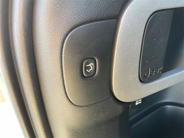 Used 2016 Jeep Cherokee Overland w/ Technology Group image 17