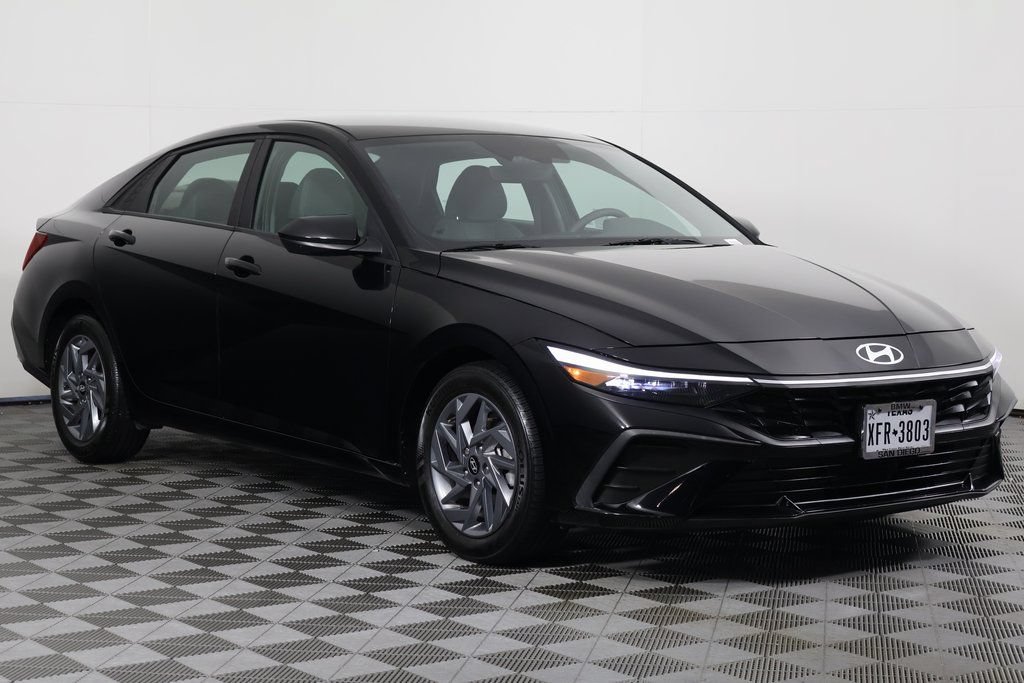 Used 2024 Hyundai Elantra SEL FWD image 3