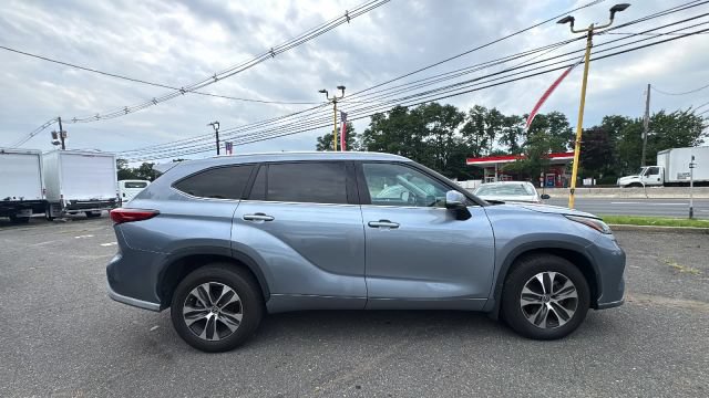 Used 2021 Toyota Highlander XLE AWD/4WD image 4