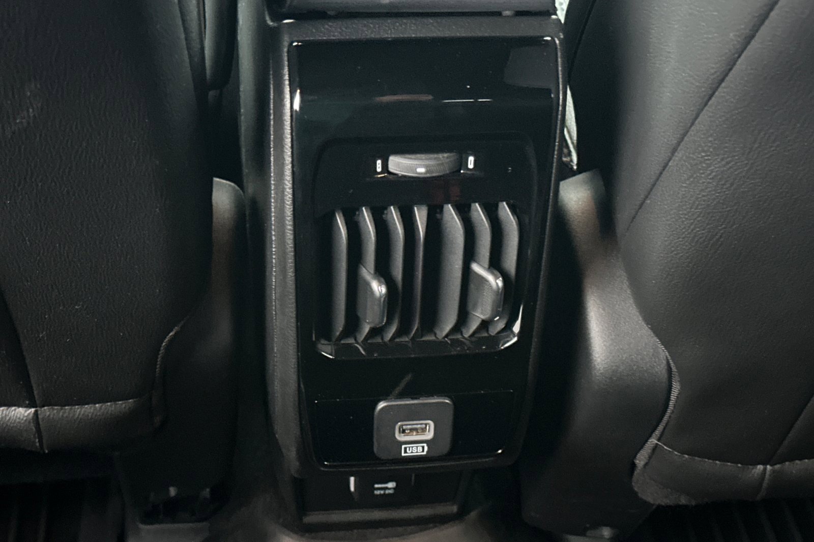 Used 2024 Jeep Compass Latitude image 40