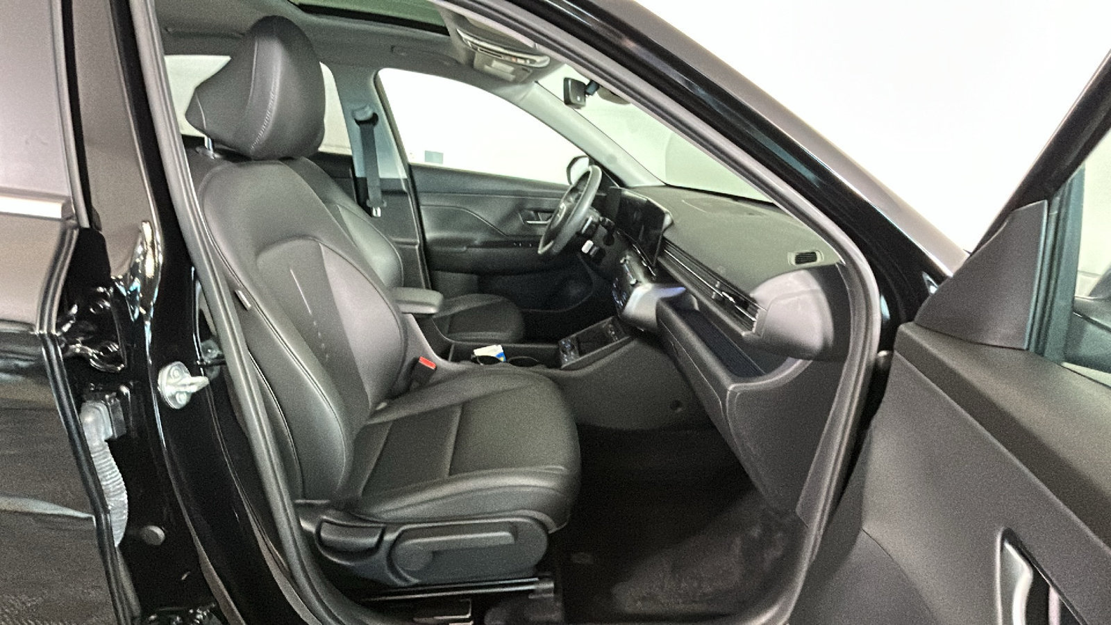 Used 2025 Hyundai Kona Limited AWD/4WD image 39