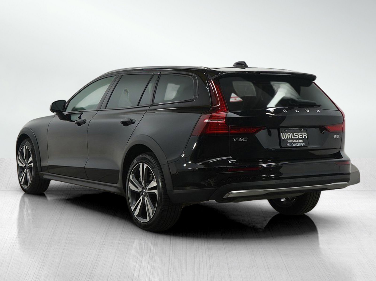 Used 2025 Volvo V60 B5 Cross Country Plus image 3