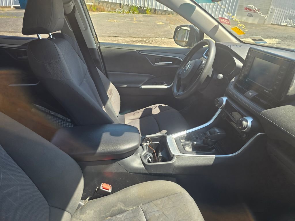 Used 2020 Toyota RAV4 XLE AWD/4WD image 3
