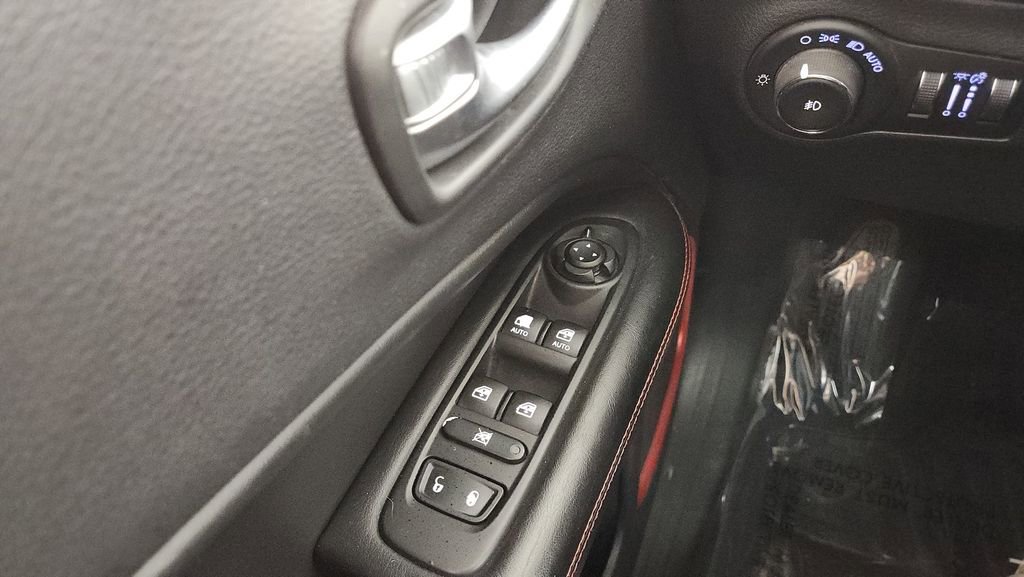Used 2018 Jeep Compass Trailhawk w/ Cold Weather Group AWD/4WD image 15