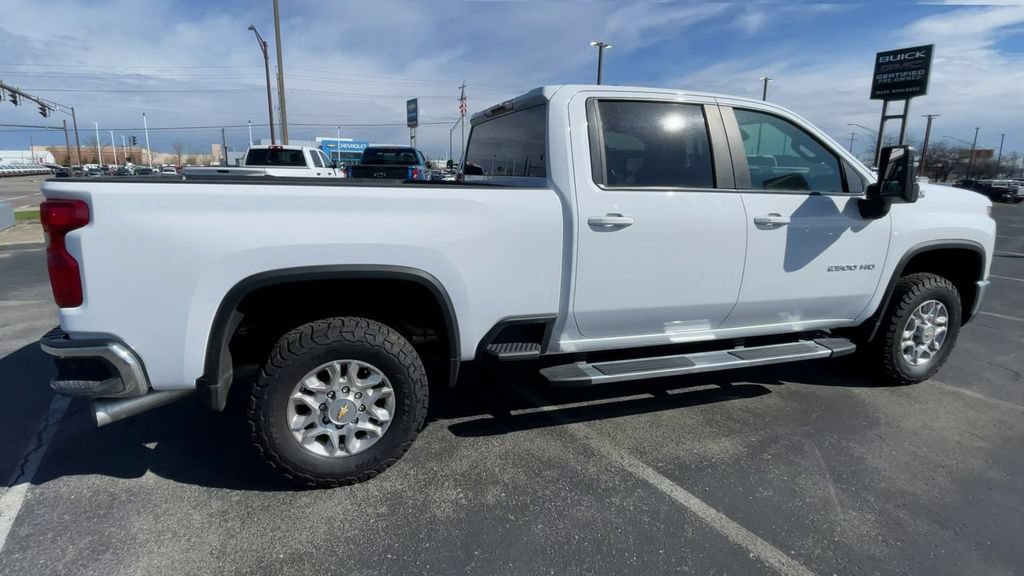 Used 2024 Chevrolet Silverado 2500 LT AWD/4WD image 2