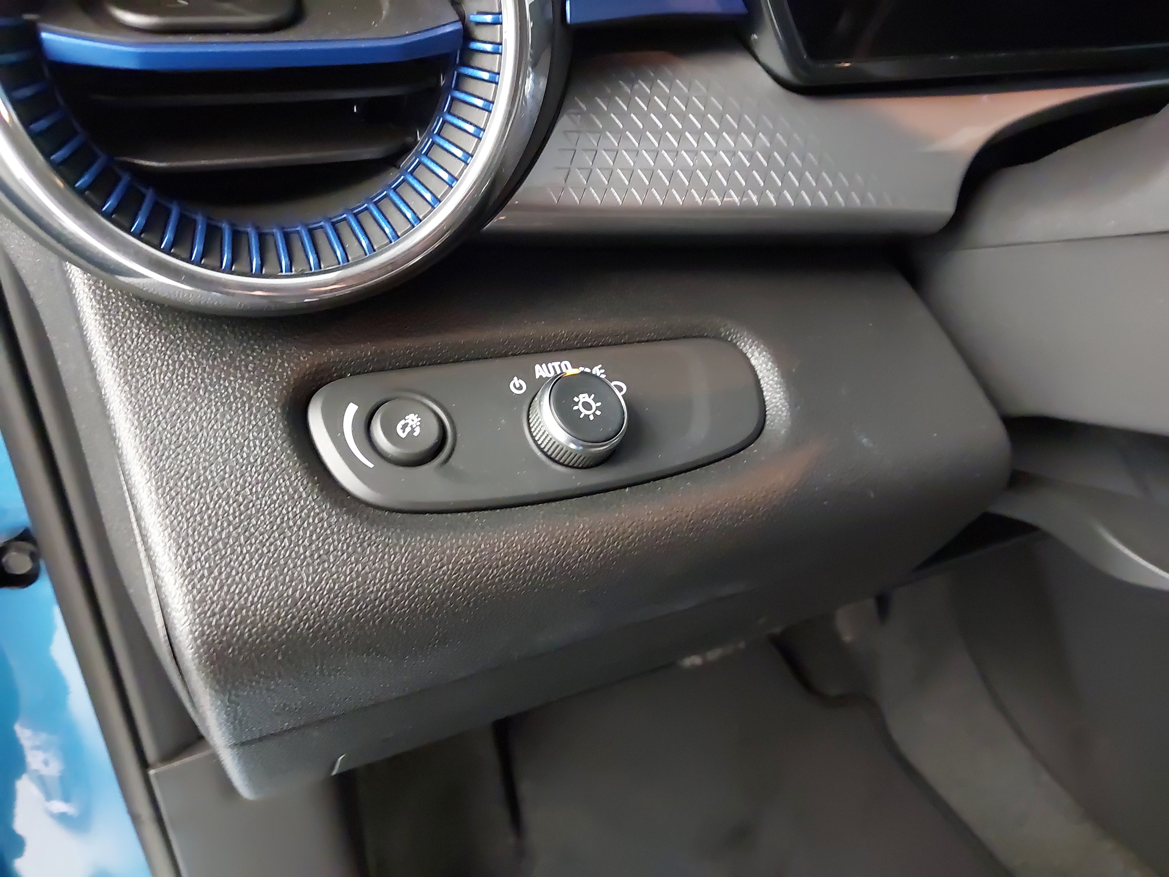 Used 2025 Chevrolet Trax LT w/ Driver Confidence Package FWD image 24