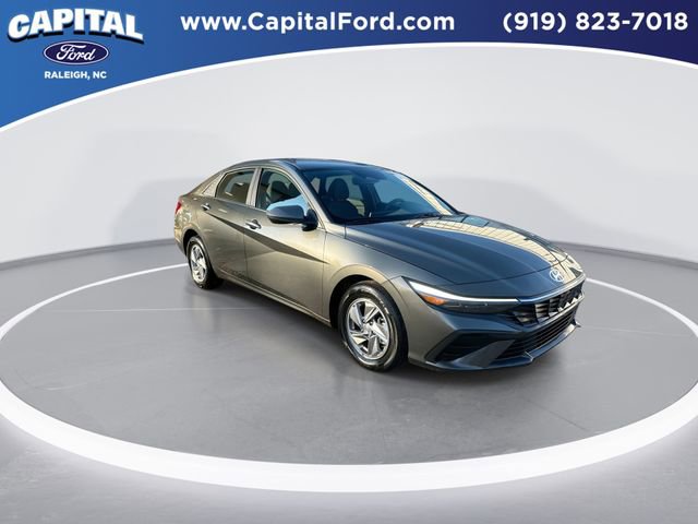 Used 2024 Hyundai Elantra SE image 2
