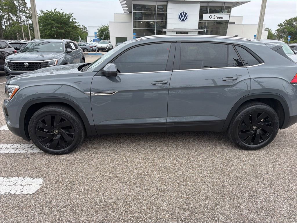 Certified 2025 Volkswagen Atlas Cross Sport SE w/ Panoramic Sunroof Package AWD/4WD image 3
