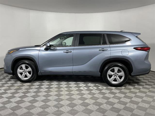 Used 2023 Toyota Highlander LE image 4