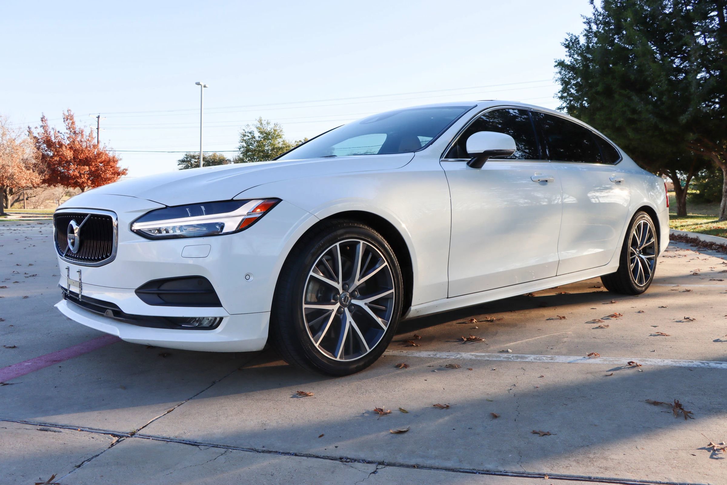 Used 2019 Volvo S90 T6 Momentum image 3