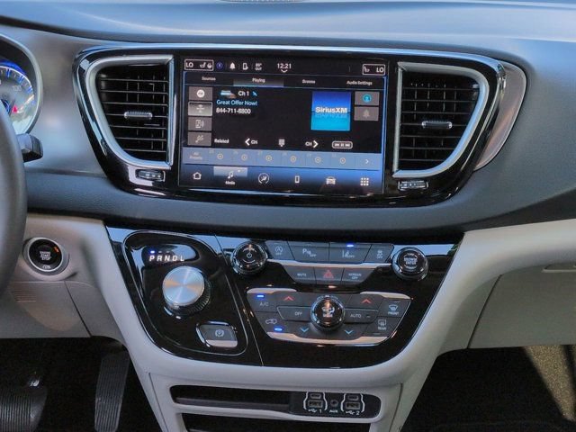 Used 2023 Chrysler Pacifica Touring-L FWD image 16