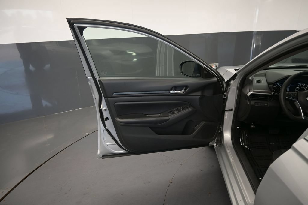 Used 2024 Nissan Altima 2.5 SV FWD image 23