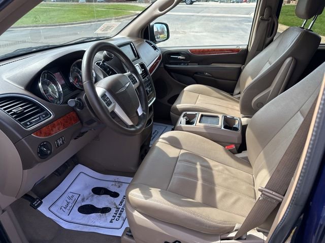 Used 2016 Chrysler Town & Country Touring-L w/ Driver Convenience Group image 12