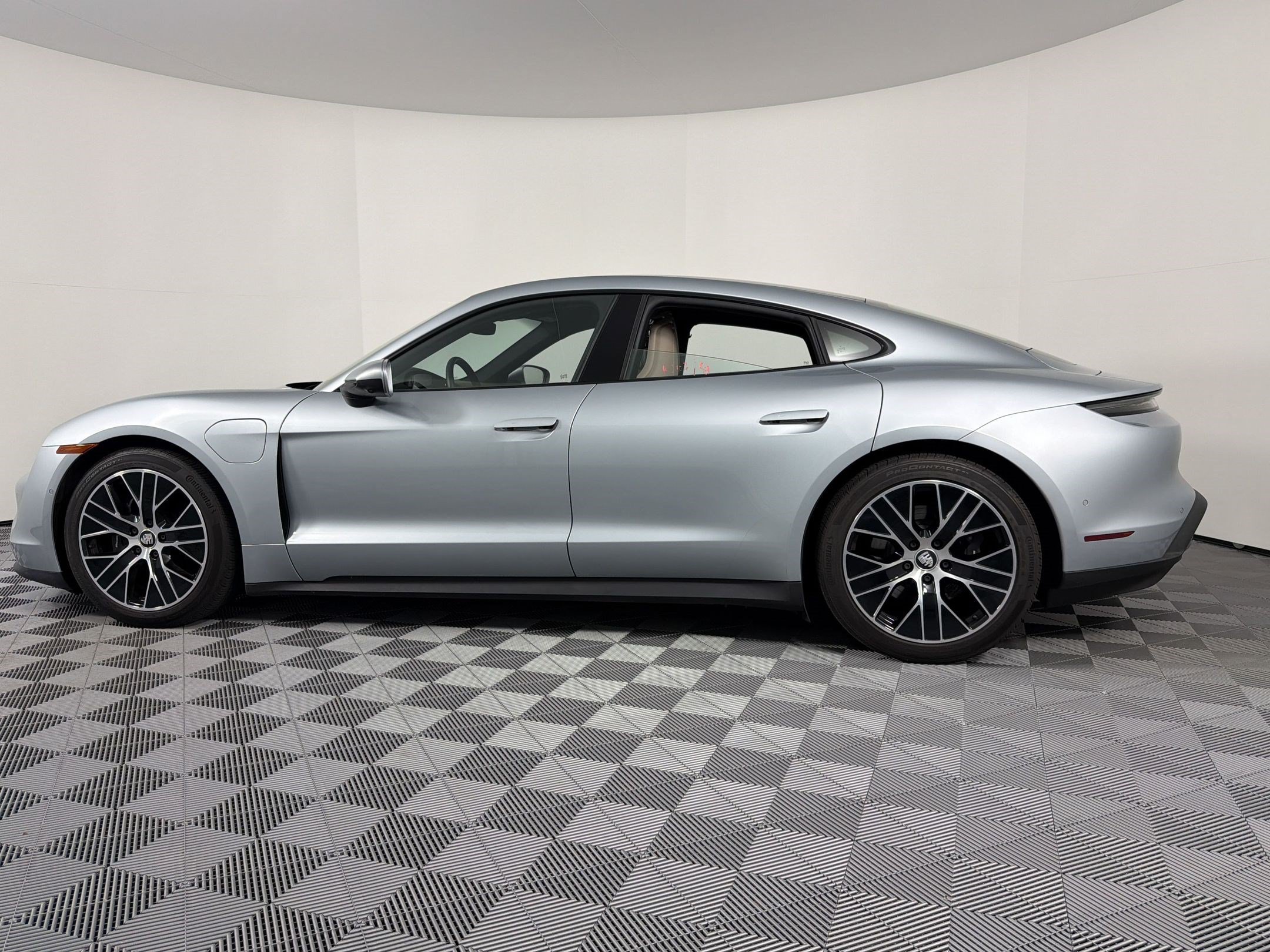 Certified 2022 Porsche Taycan RWD image 2