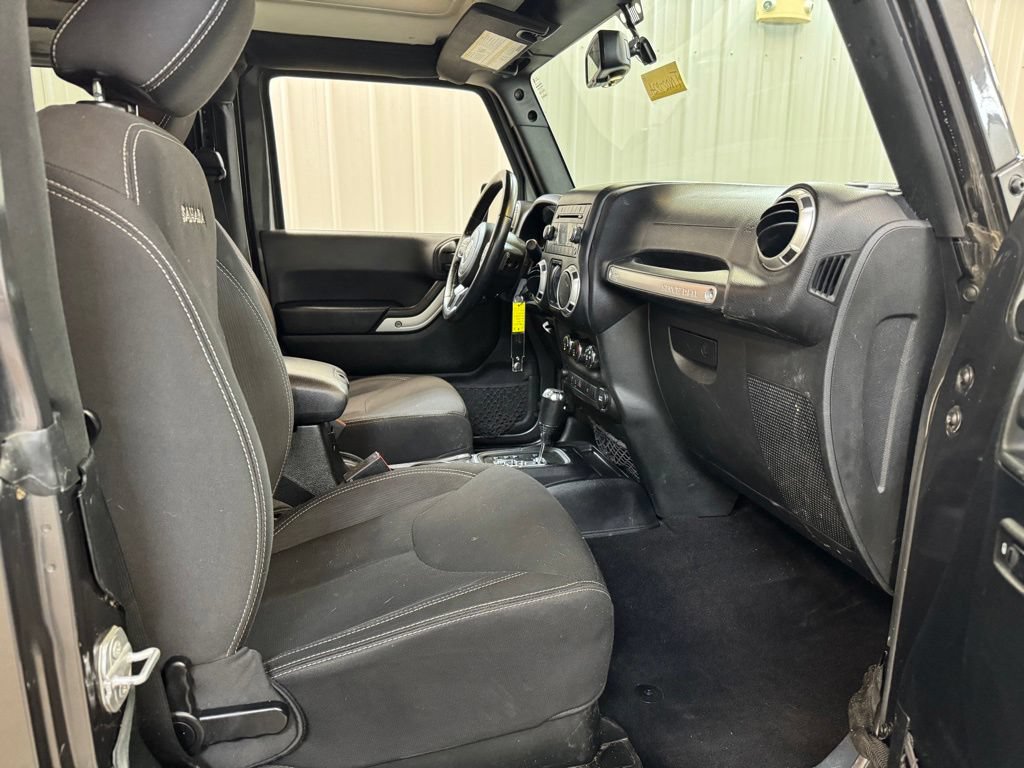 Used 2018 Jeep Wrangler Sahara AWD/4WD image 16