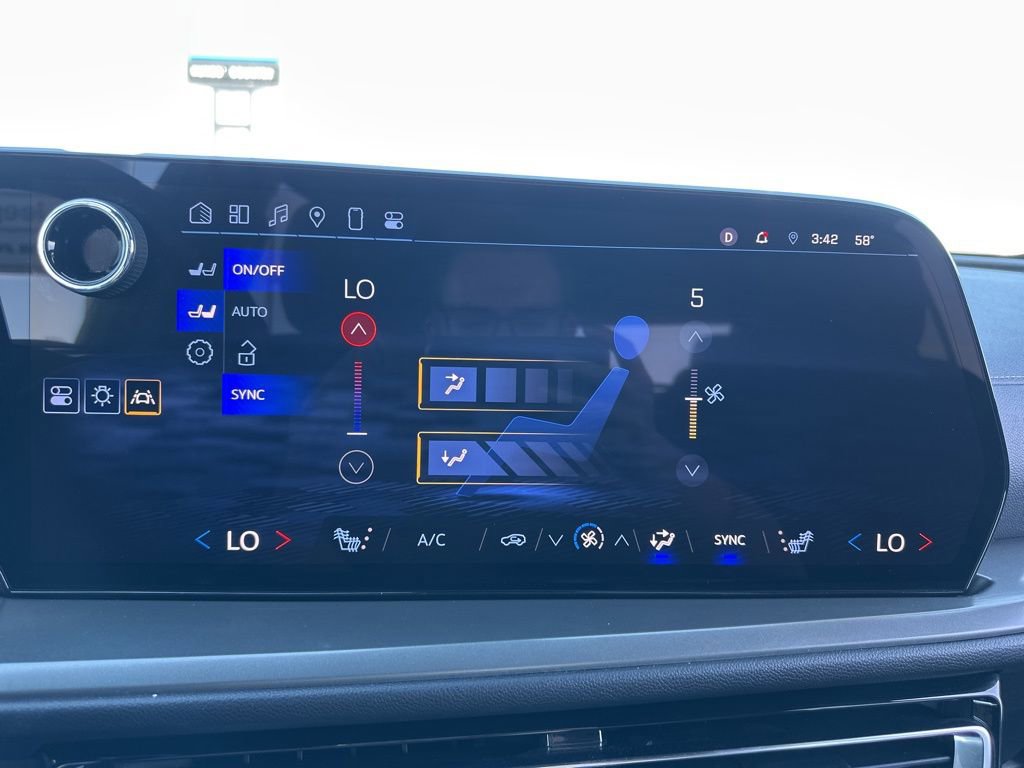 Used 2024 Chevrolet Traverse LT image 39