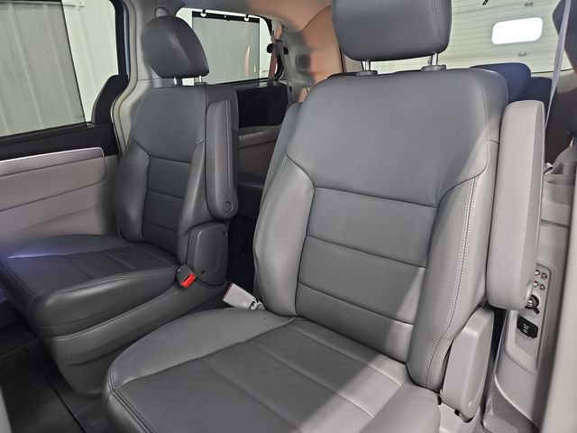 Used 2009 Volkswagen Routan SEL Premium FWD image 38