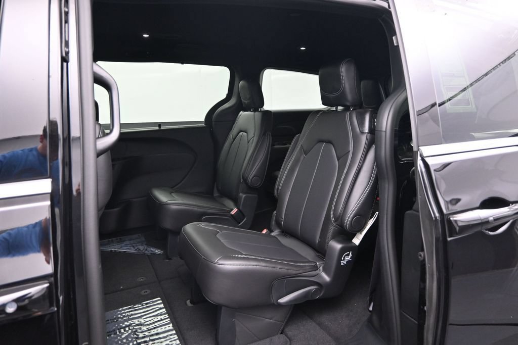 New 2027 Chrysler Pacifica Select FWD image 22