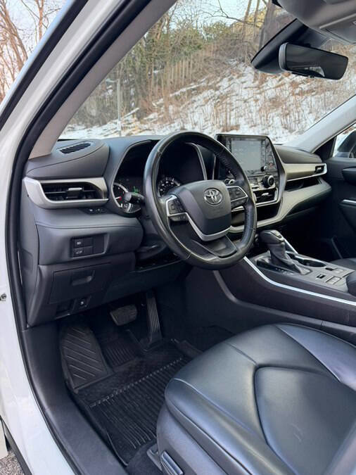 Used 2022 Toyota Highlander XLE image 37