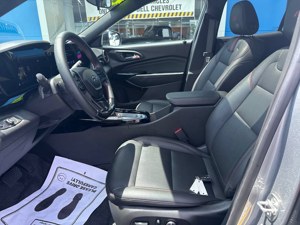 Used 2025 Chevrolet Trax RS w/ Sunroof Package FWD image 21