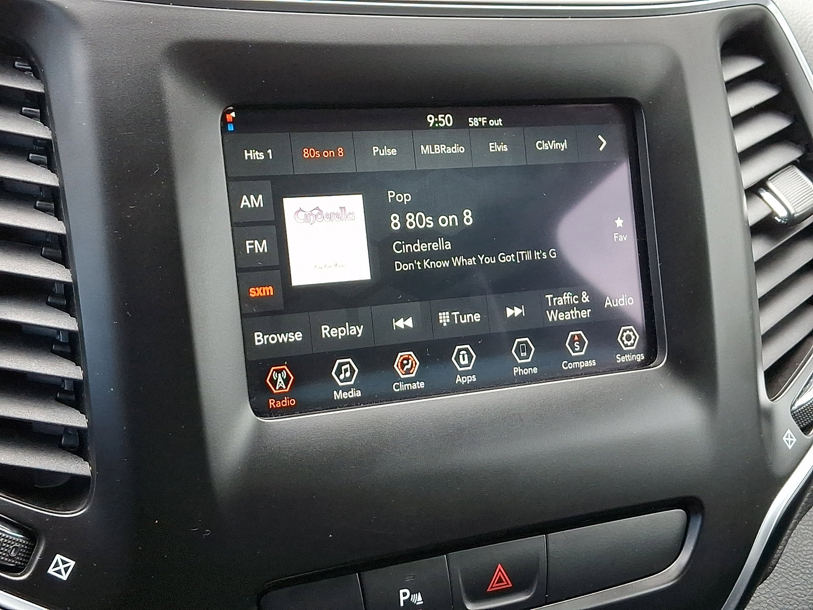 Certified 2019 Jeep Cherokee Latitude Plus AWD/4WD image 17