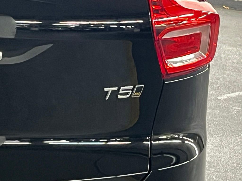 Used 2020 Volvo XC40 T5 Momentum image 35