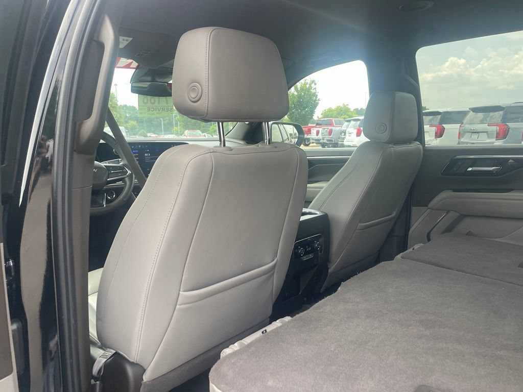 Used 2025 Chevrolet Suburban LT RWD image 23