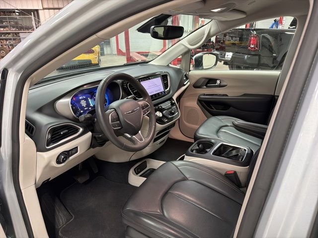 Used 2023 Chrysler Pacifica Touring-L image 10