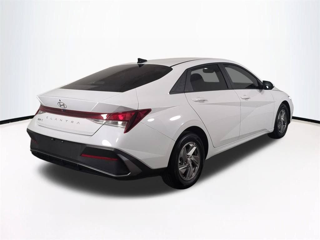 Used 2025 Hyundai Elantra SE FWD image 5