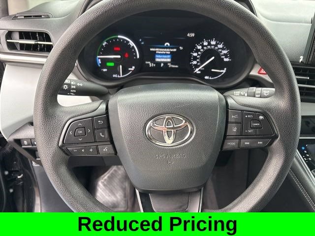 Used 2025 Toyota Sienna LE FWD image 16