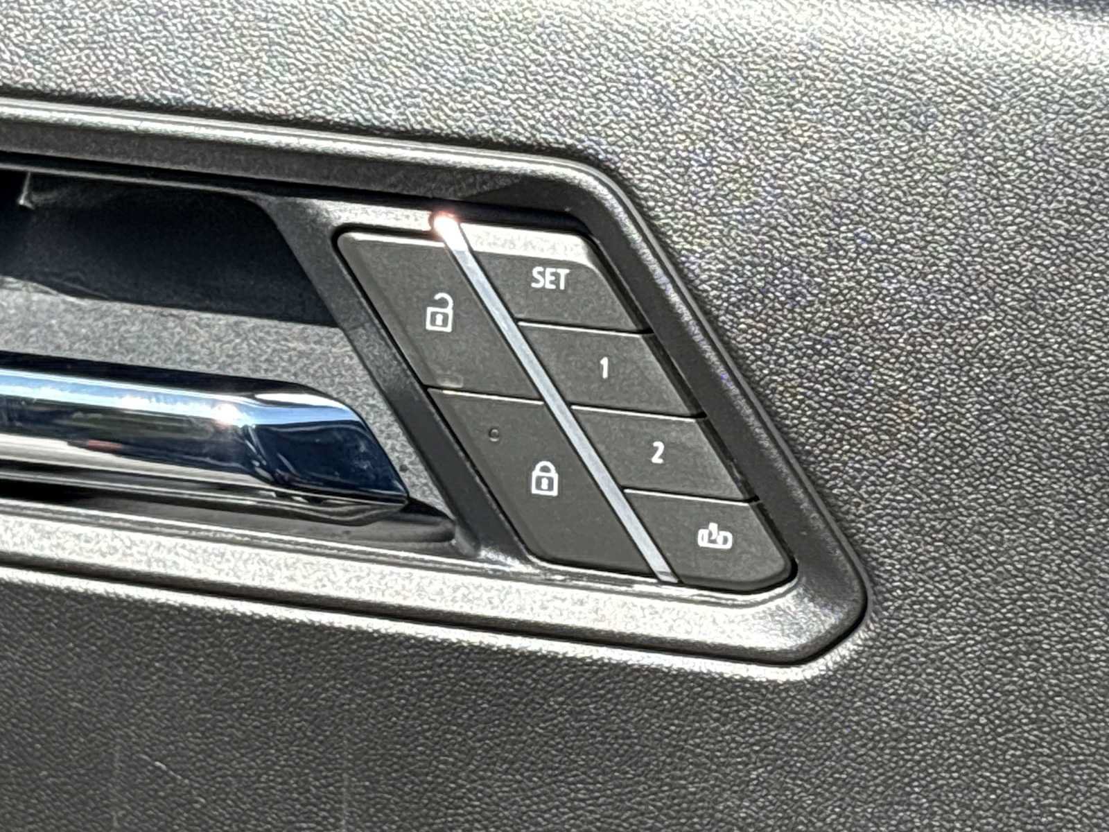 Used 2025 GMC Canyon Denali AWD/4WD image 12
