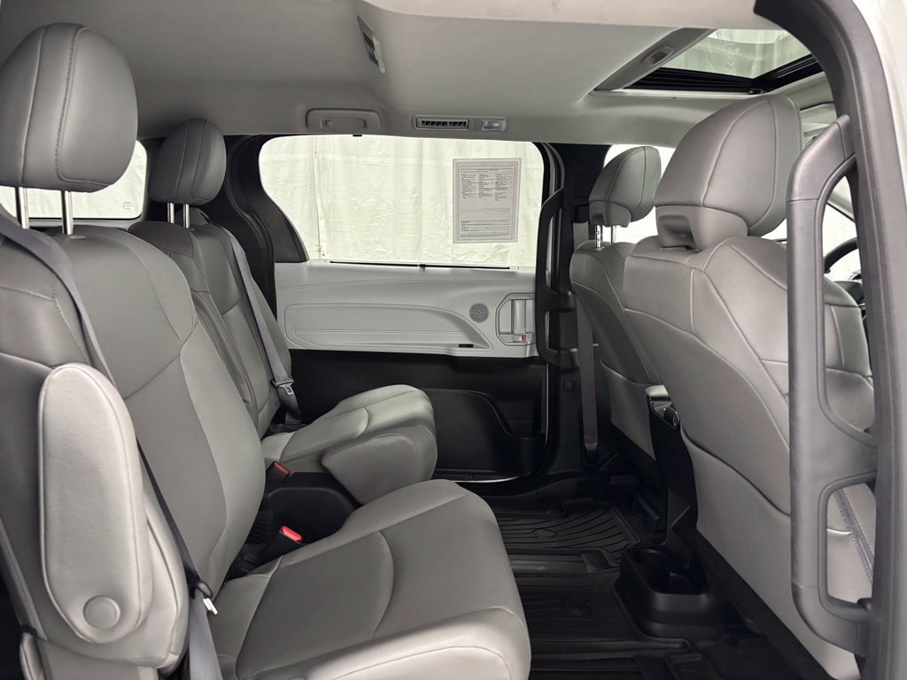 Used 2025 Toyota Sienna XLE AWD/4WD image 55